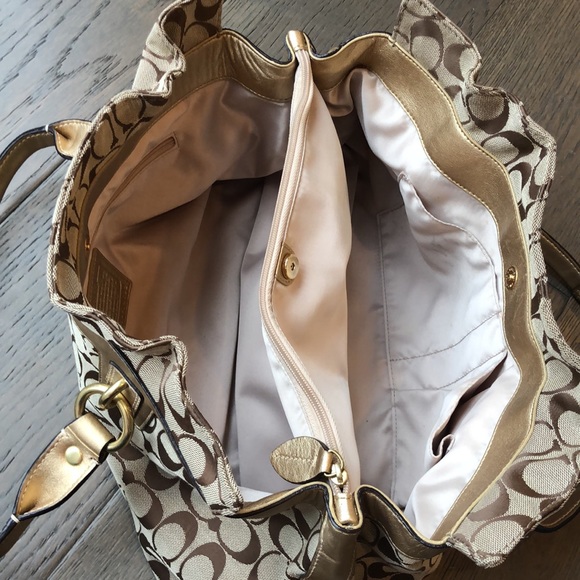 Signature COACH Satchel Bag w/Gold Trim & Hardware - Picture 7 of 8